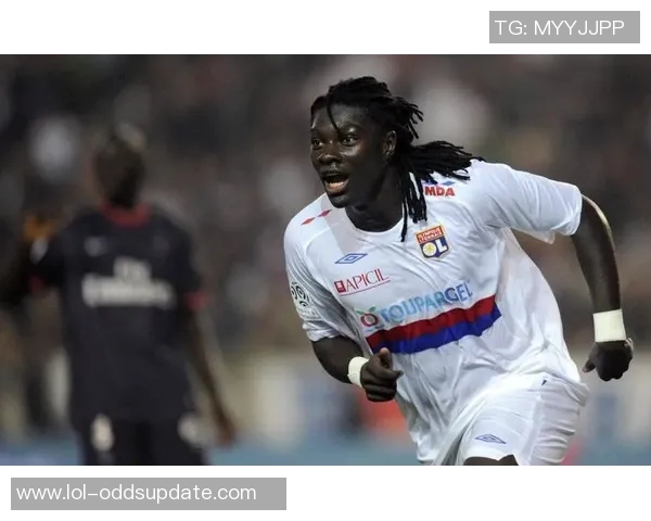 英超精彩对决里昂逆转拜仁帽子戏法引发争议判罚热议