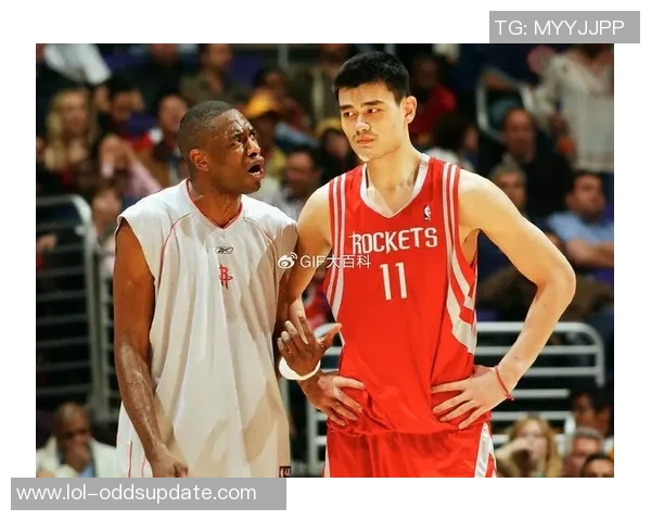 姚明与邓肯的篮球传奇对话：两位巨星的巅峰时刻与职业生涯回顾