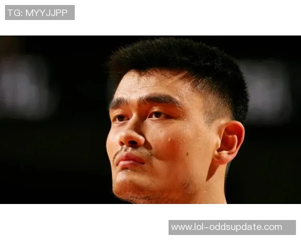 姚明展现自信微笑正面表情传递积极能量与运动精神