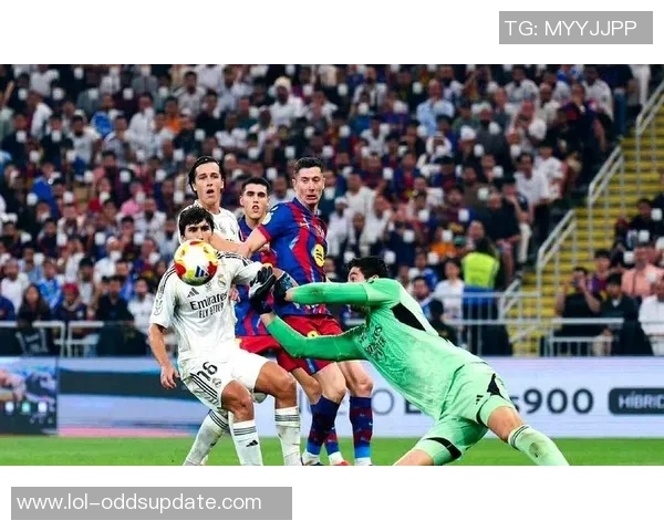 中超赛场惊现历史冷门多特蒙德与巴萨激战成平局红牌事件引发全场轰动