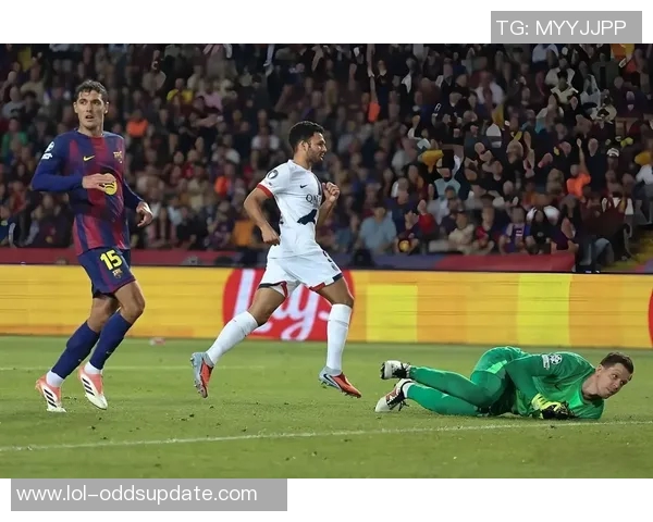 欧冠激战：多特蒙德6比2逆袭拜仁红牌争议引发全场热议